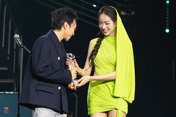 Tối ngày 15/1, Hoa hậu Thanh Thủy tỏ khá bối rối khi trao cúp cho Soobin Hoàng Sơn trong một lễ trao giải. Ảnh: Znews.