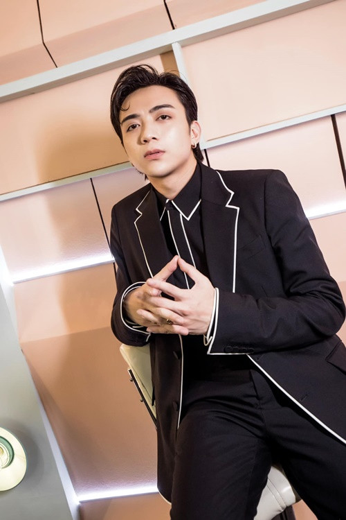 Soobin Hoàng Sơn vướng nghi vấn hẹn hò một cô gái tên N.H.N vào năm 2019. Năm 2019, cả hai không còn để lộ những chi tiết chứng tỏ yêu đương làm dấy nghi vấn cặp đôi đã âm thầm chia tay. Ảnh: FB Soobin Hoàng Sơn.