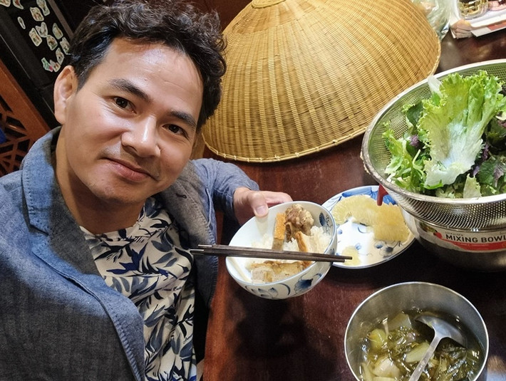 Xuân Bắc không ít lần khoe bữa cơm lúc nửa đêm do vợ con để phần. Ảnh: FB Xuân Bắc.