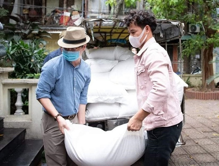 Xuân Bắc ăn mặc giản dị mỗi khi đi từ thiện. Ảnh: FB Xuân Bắc.