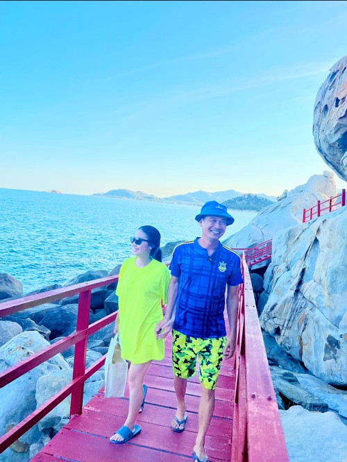 Vợ chồng Tiết Cương có cuộc sống khá bình dị. Cặp đôi đang ở trong nhà cấp 4 ở Long An. Cả hai đều thích ở miền thôn quê, tự tay làm vườn. Thi thoảng, Tiết Cương đưa vợ kém anh 26 tuổi đi du lịch. Ảnh: FB Ngọc Thưởng.