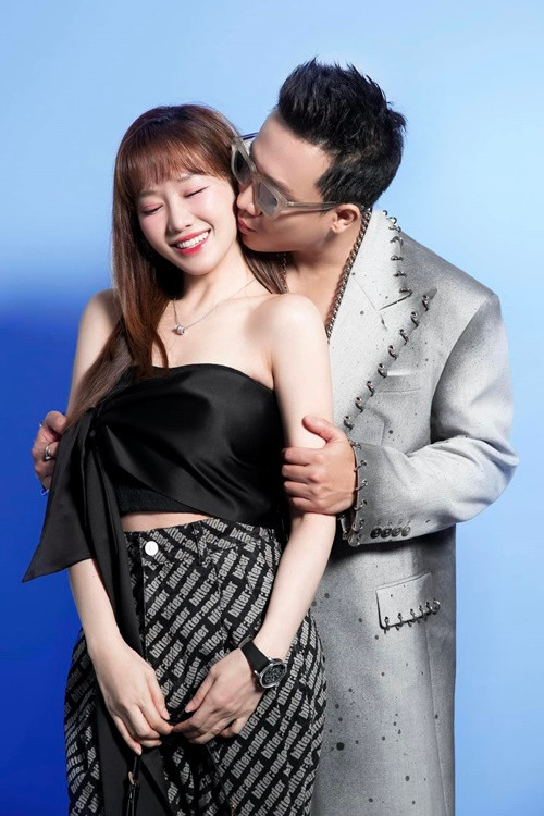Trấn Thành rất chiều chuộng Hari Won. Nam MC thường xuyên mua quà "khủng" tặng vợ. Ảnh: FB Trấn Thành.