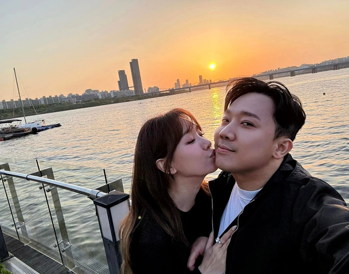 Nam MC luôn nịnh vợ. Gần đây, nhận một giải thưởng ở Ngôi sao xanh, Trấn Thành bày tỏ: "Người tôi muốn cảm ơn nhiều nhất là Hari Won – người luôn ở bên cạnh tôi. Cảm ơn em đã yêu thương anh mỗi ngày, giúp anh nhận ra rằng mình cần làm gì đó để đền đáp sự may mắn này". Ảnh: FB Trấn Thành