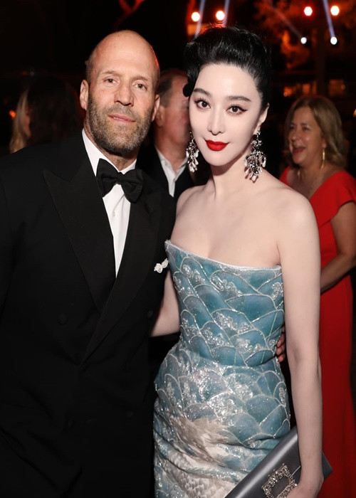 Mỹ nhân họ Phạm chụp ảnh với ngôi sao Hollywood Jason Statham. Ảnh: FBNV.