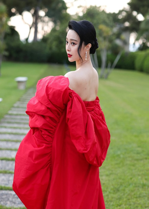 Phạm Băng Băng diện đầm đỏ khoe vai trần gợi cảm. Ảnh: amfAR.