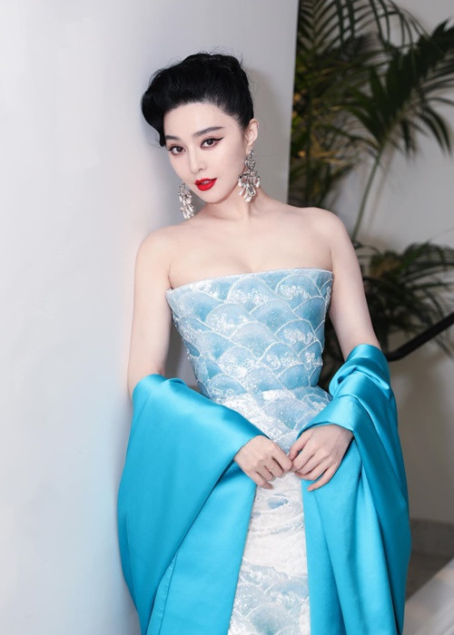 Kiểu dáng chiếc váy giống như một chiếc lọ. Ảnh: FBNV.