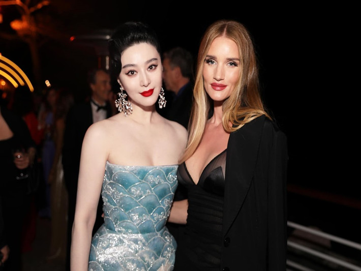 Xuất hiện ở Cannes năm nay, Phạm Băng Băng khiến fan trầm trồ vì diện loạt váy áo lộng lẫy. Ảnh: FBNV.