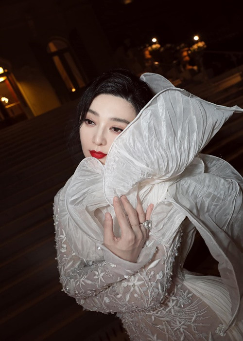 Trước Cannes, ngôi sao họ Phạm tham gia Tuần lễ Thời trang Paris, Lễ trao giải Oscar. Ảnh: FBNV.