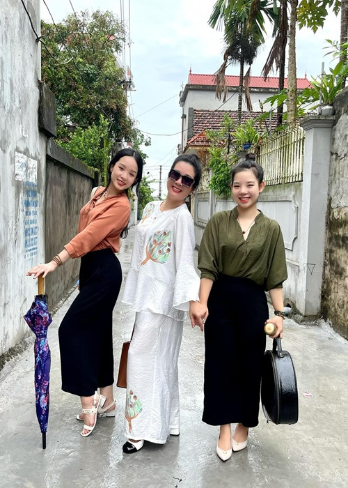 "Tôi chỉ cần nói ngắn gọn, không cần giải thích dài dòng là bạn đã hiểu ngay. Hoặc chỉ bắt đầu bằng một câu nói là ánh mắt 2 mẹ con đã tự hiểu với nhau rồi. Đó là điều mới mẻ và niềm vui của tôi lúc này", Thanh Thanh Hiền chia sẻ về con gái út.
