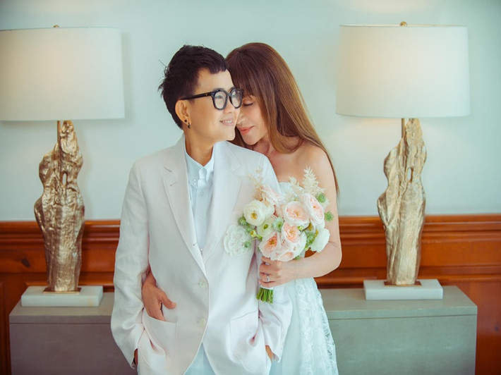 Phương Uyên - Thanh Hà quen biết nhau từ lâu. Chỉ đến khi ngoài tuổi 50, trải qua những mối tình dang dở, cả hai mới nảy sinh tình cảm dành cho nhau.