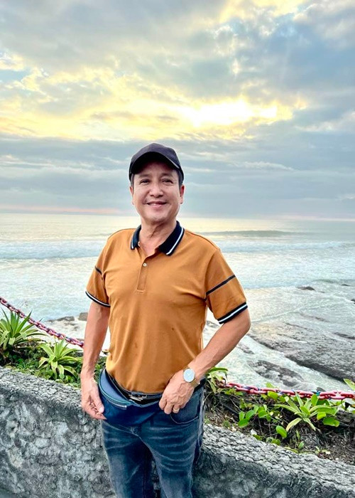 Chí Trung đã bỏ hết quần áo cũ để sắm toàn bộ đồ mới.