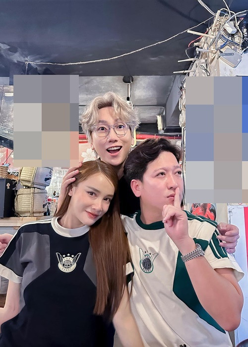Trước khi công khai tin vui, Nhã Phương để lộ một số dấu hiệu mang bầu như thường xuyên diện đồ rộng, đi dép thấp. Ảnh: FBNV.