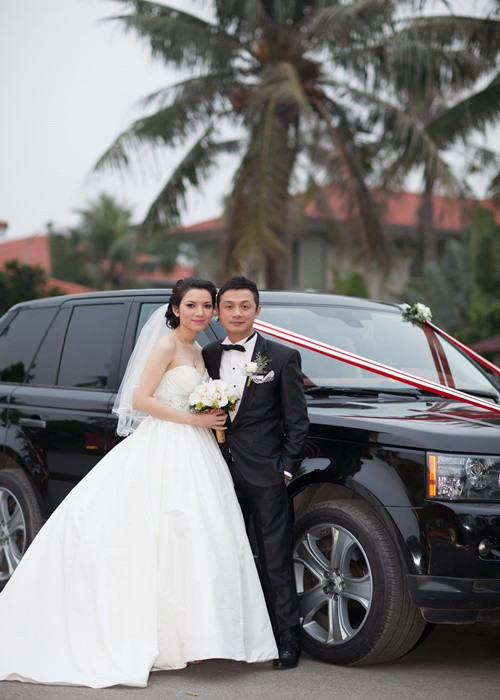 MC Anh Tuấn kết hôn lần 2 năm 2013. Bà xã của nam MC tên Lý Hồng Nhung. Cô sinh năm 1988, kém chồng đến 14 tuổi. Hồng Nhung mang 2 dòng máu Pháp - Việt. Người đẹp từng vào chung kết cuộc thi Hoa hậu Việt Nam 2008. Ảnh: FBNV.