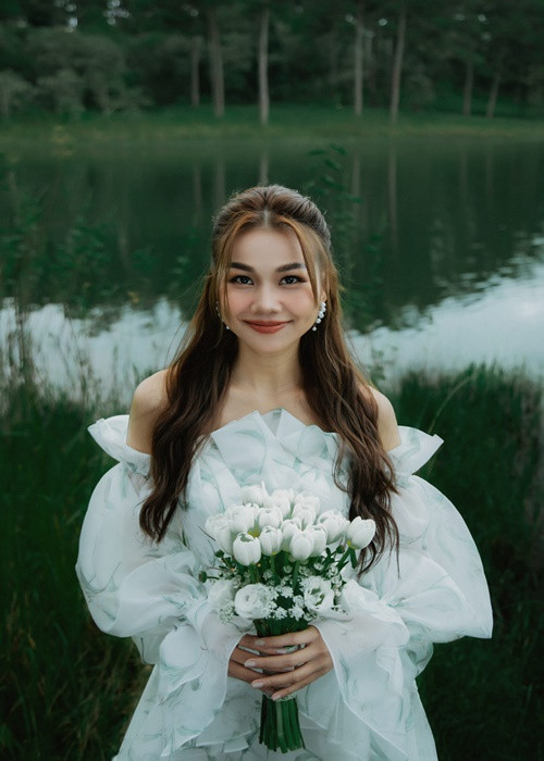 Siêu mẫu Thanh Hằng tổ chức đám cưới vào ngày 22/10. Mới đây, cô khoe bộ ảnh cưới chụp ngoài trời. Ảnh: FBNV.