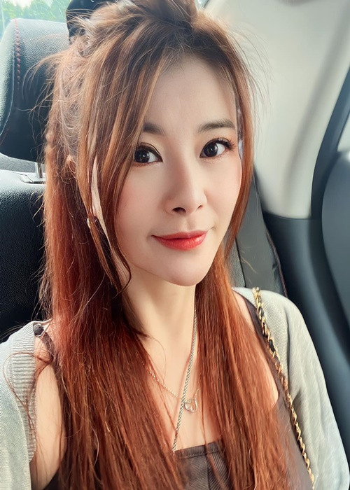 Nữ diễn viên khéo lựa chọn kiểu tóc và trang phục để trông trẻ hơn tuổi thật.