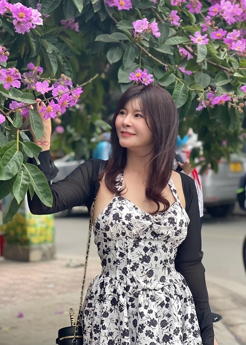 Ở tuổi U50, nữ diễn viên vẫn giữ được vóc dáng thon gọn.