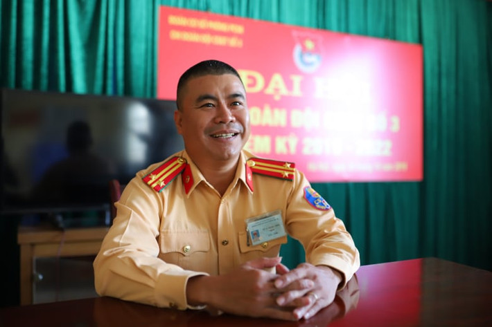 "Thời điểm đó tôi không nghĩ gì khác ngoài việc cứu người và nêu cao trách nhiệm của người chiến sĩ Công an nhân dân. Mặc dù vị trí tai nạn thuộc thuộc Đội CSGT số 7 nhưng đứng trước cảnh tượng khủng khiếp đó và nhìn thấy hình ảnh nam thanh niên chạy Grab bị kẹt trong đám cháy tôi đã liều mình lao vào đưa anh ta ra ngoài trong khi quần anh ta vẫn còn cháy do lửa", trung tá Thái cho hay.