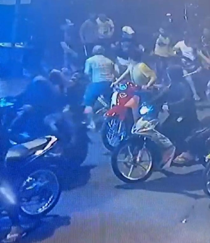 Khi Quân chạy ngược lên đến dốc hầm, người chảy nhiều máu và gục xuống thì Phương cùng các đối tượng mới bỏ đi khỏi hiện trường.