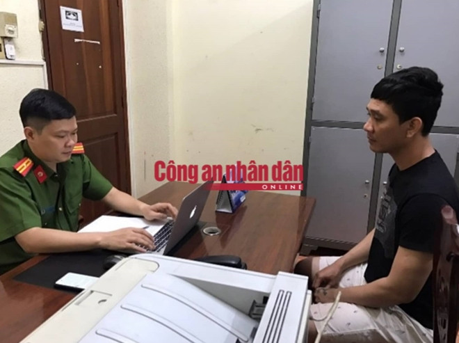 Tại cơ quan Công an, kết quả đấu tranh, ghi lời khai, bước đầu các đối tượng thừa nhận: Tối 4/11, Hồ Thanh Phương (thường gọi là Sử) được Nguyễn Tiến Minh Tài (SN1982), Võ Thùy Linh (SN 1991, nữ Việt kiều Úc, Nhàn gọi đến đánh Mai Văn Quân nguyên nhân là do hai bên có mâu thuẫn với nhau. (Ảnh CAND - trong ảnh là Sử kẻ cầm đầu và vung nhát dao đầu tiên chém Quân "xa lộ")
