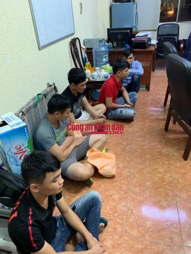 Ngày 9/11, 5 đối tượng đều trú tại quận Thủ Đức, TP Hồ Chí Minh gồm: Hồ Thanh Phương (tên gọi khác là Sử, SN 1986, kẻ cầm đầu), có 1 tiền sự về tội gây rối trật tự công cộng; Vương Vũ Hoàng (tên gọi khác là Tâm Chùa, SN 1990), có 1 tiền án tội trộm cắp tài sản; Phan Thanh Giàu (tên gọi khác là Ba Đen, SN 1990), có 2 tiền án tội cố ý gây thương tích và đánh bạc; Nguyễn Duy Khải (tên gọi khác là Bi, SN 1999), có 1 tiền án tội trộm cắp tài sản; Lê Minh Tiến (tên gọi khác là Đỏ, SN 2002) đã ra đầu thú. (Ảnh CAND)