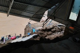 Mưa lũ ở Quảng Trị làm sập nhà dân, ô tô con bị cuốn trôi