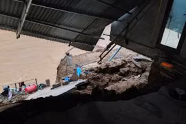 Mưa lũ ở Quảng Trị làm sập nhà dân, ô tô con bị cuốn trôi