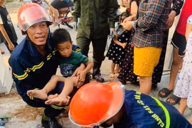 Gần hai giờ giải cứu cháu bé mắc kẹt trong ống nước
