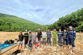 Giải cứu 5 người dân mắc kẹt trong cơn lũ ở Quảng Trị