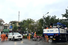 Điện lực Huế vào tâm lũ Phú Yên hỗ trợ khắc phục lưới điện
