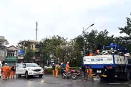 Điện lực Huế vào tâm lũ Phú Yên hỗ trợ khắc phục lưới điện