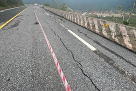 Cận cảnh vết nứt dài trên QL 1A đoạn qua Đèo Ngang
