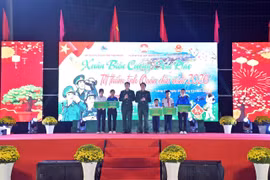 Mang Tết sớm đến với người dân biên giới biển ở Huế