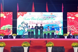 Mang Tết sớm đến với người dân biên giới biển ở Huế