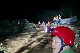 Xuyên đêm cứu hộ 4 người dân mắc kẹt giữa dòng nước lũ