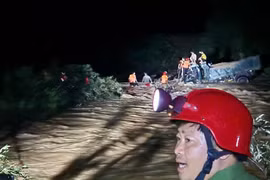 Xuyên đêm cứu hộ 4 người dân mắc kẹt giữa dòng nước lũ