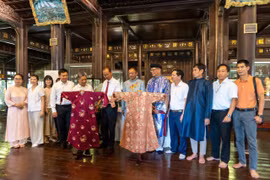 Hai chiếc áo dài của bà Từ Cung