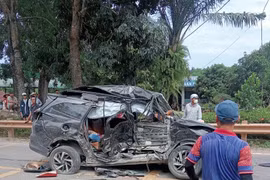 TNGT nghiêm trọng ở Quảng Trị , ô tô con bị vò nát, 4 người thương vong 