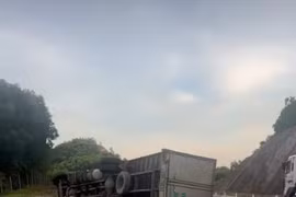 Tai nạn khiến xe tải lật nhào trên cao tốc Cam Lộ - La Sơn