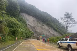 Đèo Lò Xo sạt lở, giao thông tạm chia cắt do mưa lớn