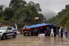 Đèo Lò Xo chưa thông, tài xế mắc kẹt được tiếp tế lương thực bằng drone