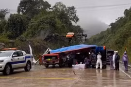 Đèo Lò Xo chưa thông, tài xế mắc kẹt được tiếp tế lương thực bằng drone