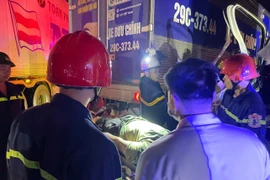  Giải cứu tài xế mắc kẹt trong cabin ở Quảng Trị lúc rạng sáng