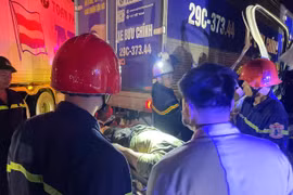  Giải cứu tài xế mắc kẹt trong cabin ở Quảng Trị lúc rạng sáng