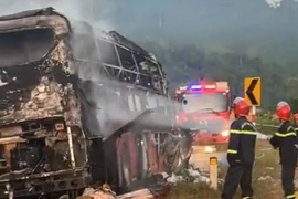 Cháy xe khách trên cao tốc La Sơn - Tuý Loan