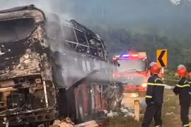 Cháy xe khách trên cao tốc La Sơn - Tuý Loan