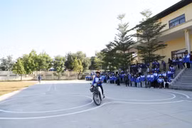 Trong chương trình, các em được hướng dẫn thực hành kỹ năng lái xe trên sa hình. Ảnh: PV