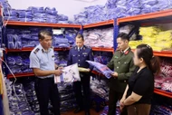 Quản lý thị trường phát hiện gần 6.500 quần áo giả nhãn hiệu 