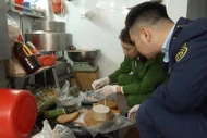 Phát hiện cơ sở sản xuất 300kg giò, chả sử dụng chất cấm