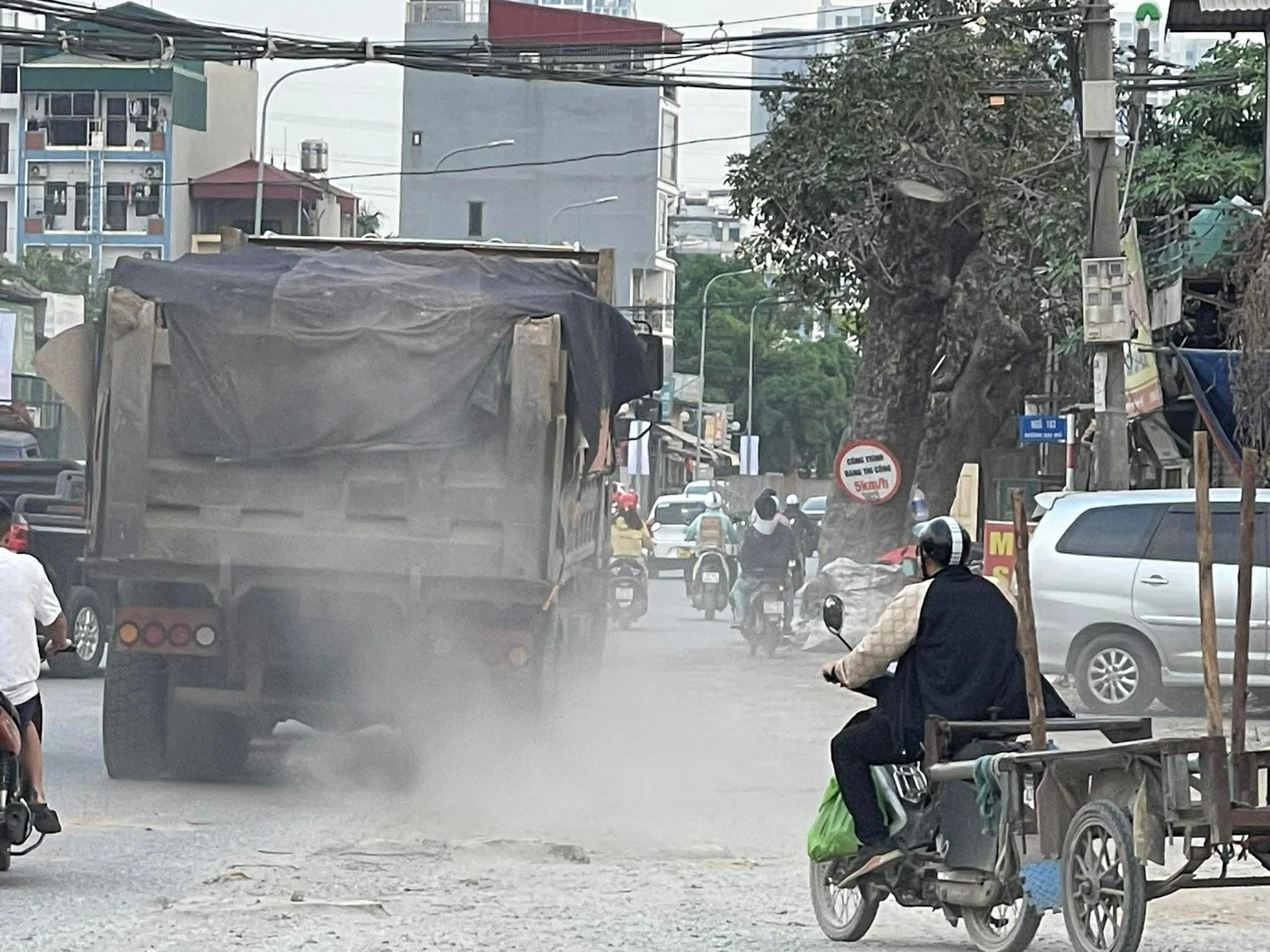 Tuyến đường nối Tố Hữu - đường 70 dang dở, khói bụi, ô nhiễm ở Hà Nội