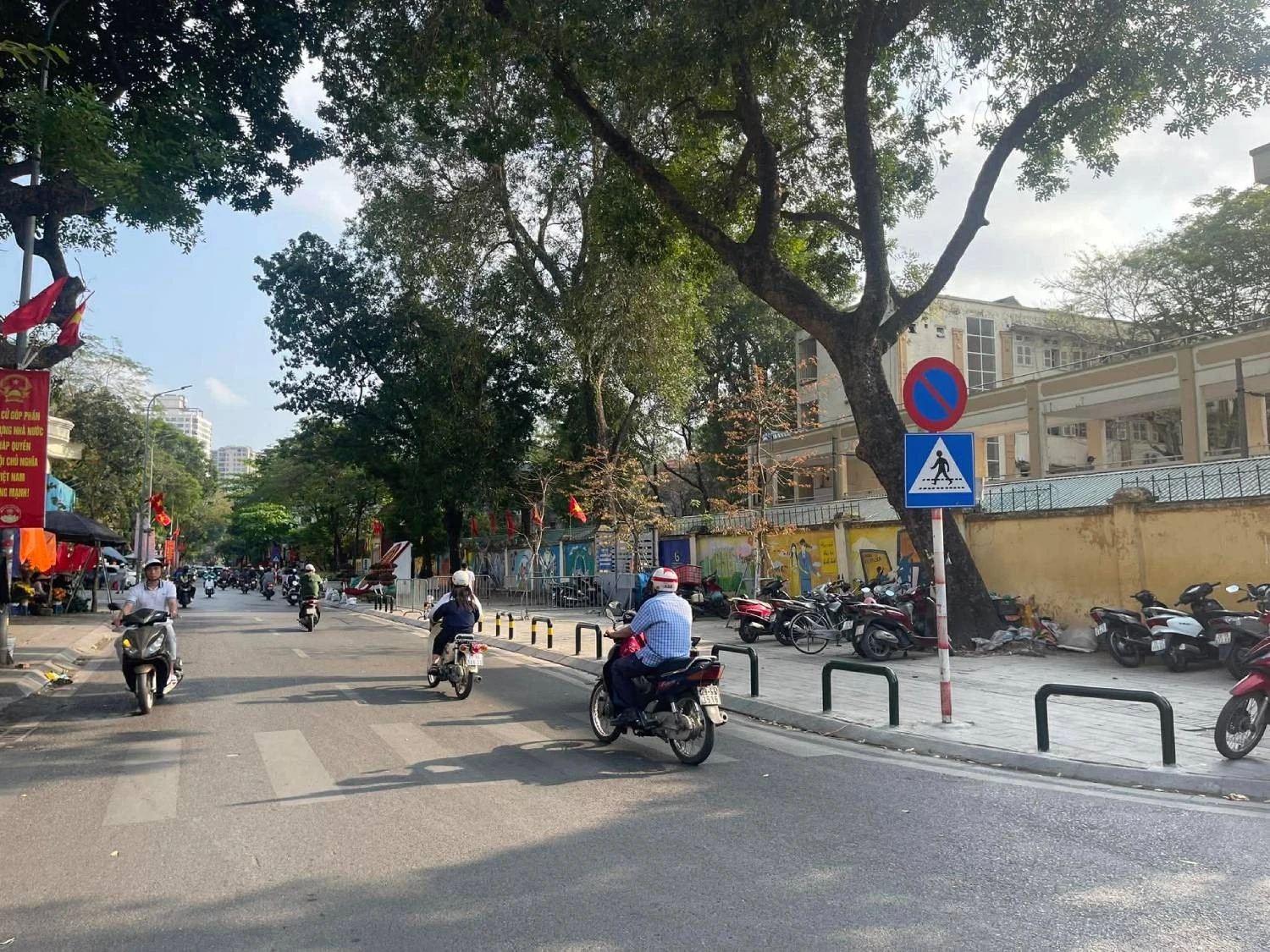 Rào chắn vỉa hè trả lại không gian cho người đi bộ ở phường Kim Liên, Hà Nội